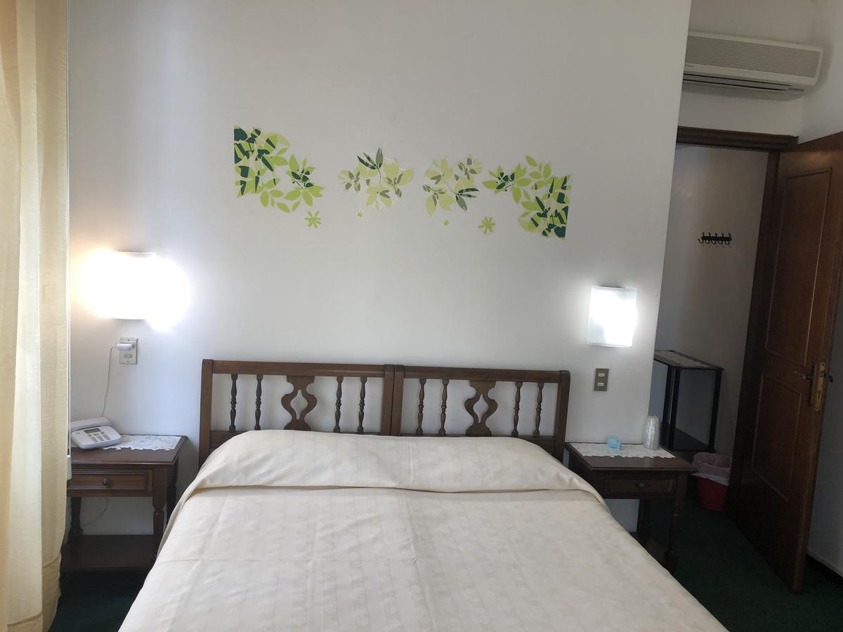 Hotel Nuovo Suisse Аласио Екстериор снимка